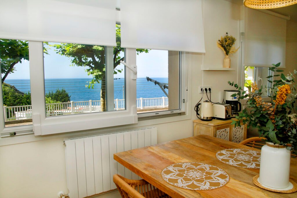 mesa comedor con vistas al mar